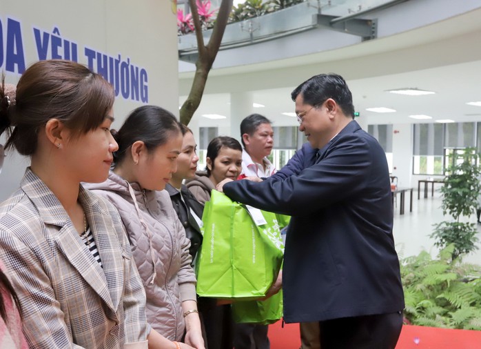 Trao qu&agrave; Tết B&iacute;nh Ngọ 2026- Gắn kết Đ&agrave; Nẵng, lan tỏa y&ecirc;u thương - Ảnh 5.