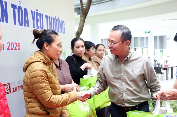 Trao qu&agrave; Tết B&iacute;nh Ngọ 2026- Gắn kết Đ&agrave; Nẵng, lan tỏa y&ecirc;u thương - Ảnh 4.