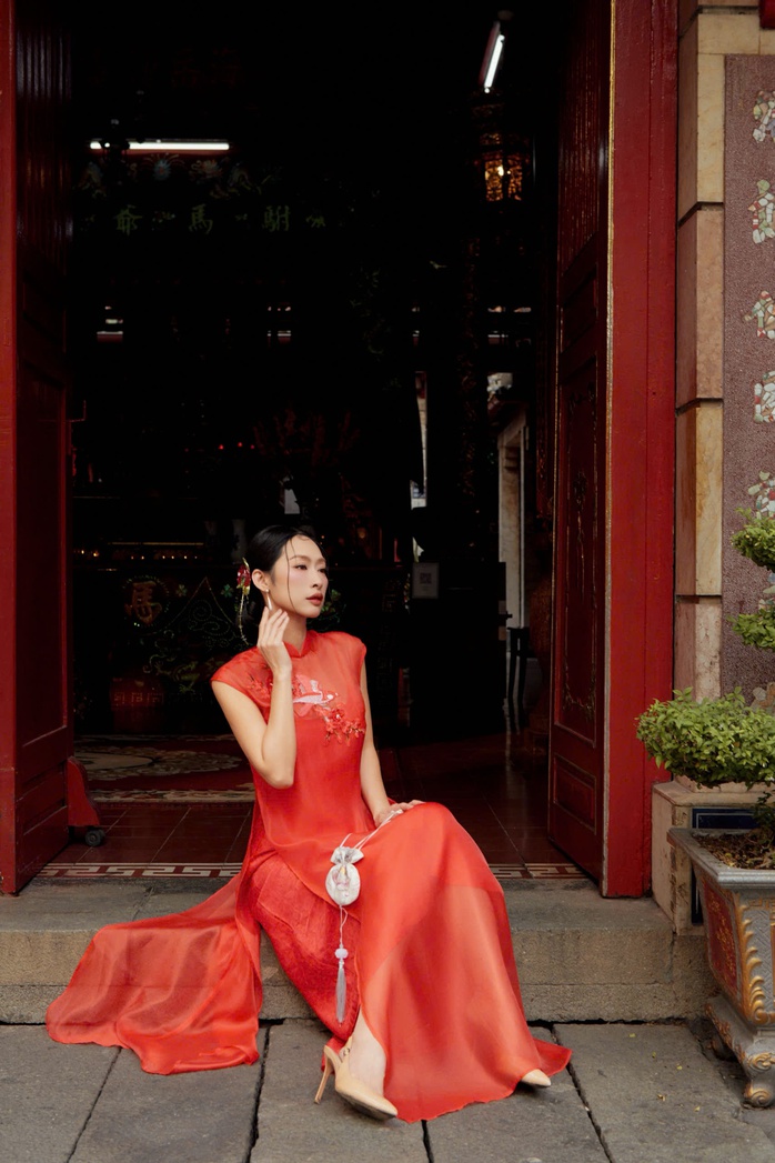 Quỳnh Thy "đốn tim" người xem khi diện &aacute;o d&agrave;i c&aacute;ch điệu đ&oacute;n xu&acirc;n  - Ảnh 3.