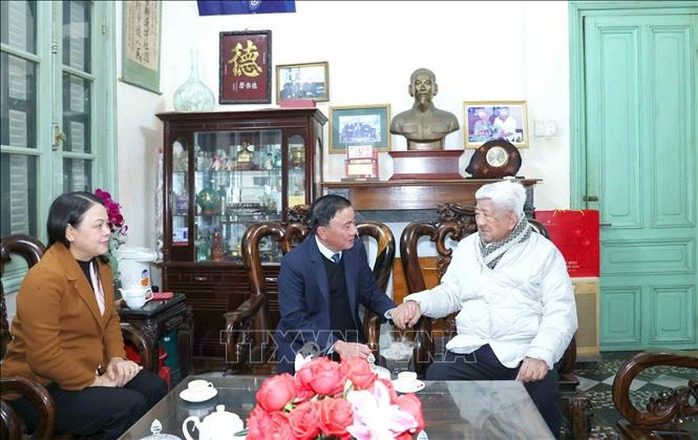 Thường trực Ban B&iacute; thư Trần Cẩm T&uacute; ch&uacute;c Tết c&aacute;c nguy&ecirc;n l&atilde;nh đạo Đảng 2026 - Ảnh 1.