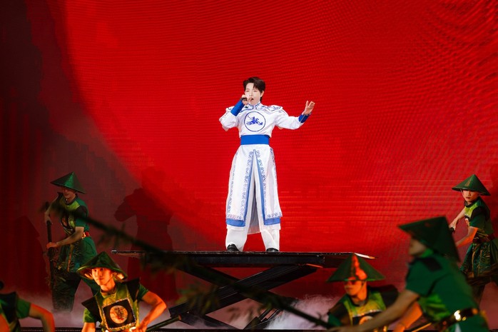 T&ugrave;ng Dương, Đức Ph&uacute;c khiến kh&aacute;n giả x&uacute;c động tại "Xu&acirc;n qu&ecirc; hương" - Ảnh 1.