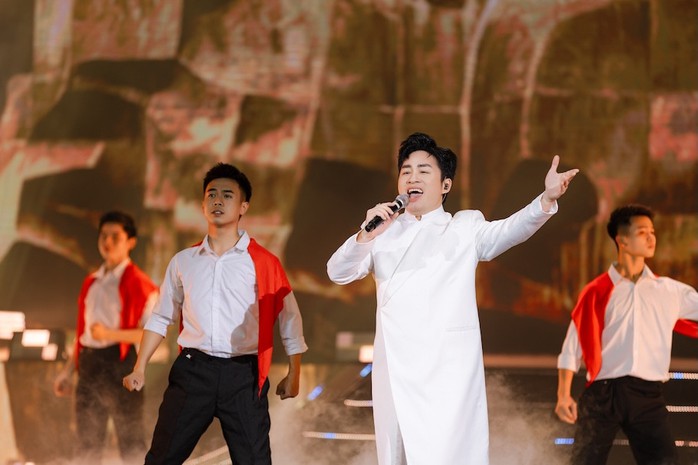 T&ugrave;ng Dương, Đức Ph&uacute;c khiến kh&aacute;n giả x&uacute;c động tại "Xu&acirc;n qu&ecirc; hương" - Ảnh 3.