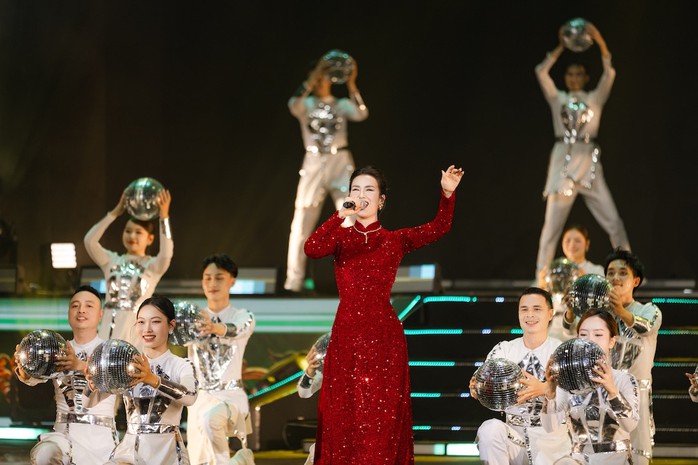 T&ugrave;ng Dương, Đức Ph&uacute;c khiến kh&aacute;n giả x&uacute;c động tại "Xu&acirc;n qu&ecirc; hương" - Ảnh 4.