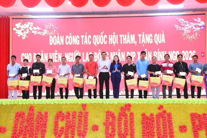 Mang m&ugrave;a xu&acirc;n ấm &aacute;p đến đo&agrave;n vi&ecirc;n, người lao động tại Cần Thơ - Ảnh 3.