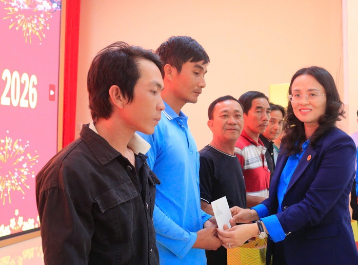 Mang m&ugrave;a xu&acirc;n ấm &aacute;p đến đo&agrave;n vi&ecirc;n, người lao động tại Cần Thơ - Ảnh 4.