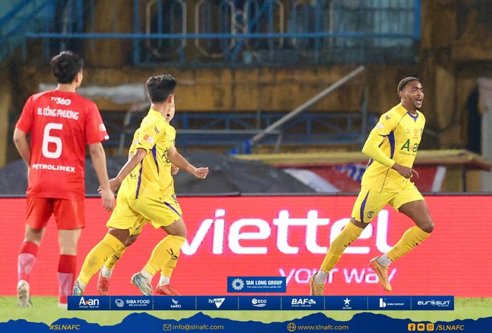 Bất ngờ v&ograve;ng 13 V-League: Khi &ldquo;kẻ yếu&rdquo; l&ecirc;n tiếng - Ảnh 2.