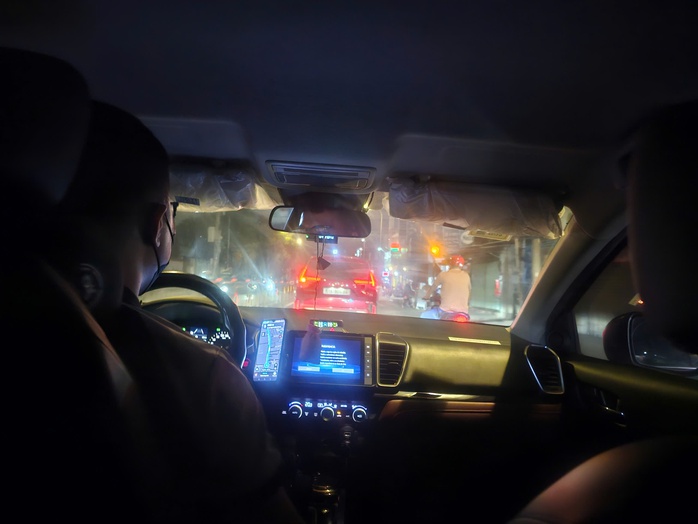 Người d&acirc;n TPHCM chật vật gọi xe c&ocirc;ng nghệ trong dịp Tết 2026 - Ảnh 1.