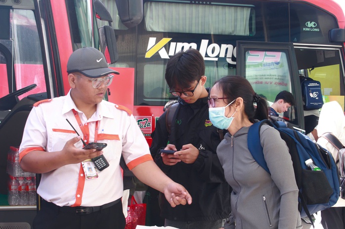 H&agrave;nh kh&aacute;ch tăng vọt, Bến xe Miền Đ&ocirc;ng mới huy động th&ecirc;m 3.300 chỗ mỗi ng&agrave;y - Ảnh 1.