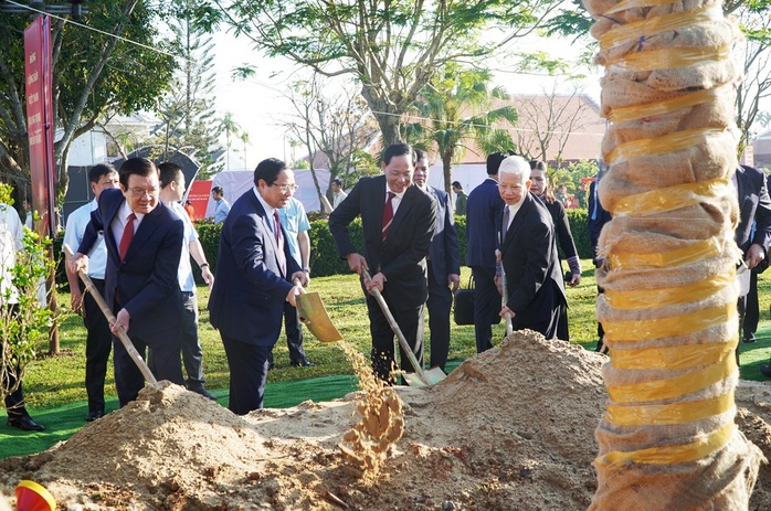 Thủ tướng dự Lễ kỷ niệm 120 năm ng&agrave;y sinh cố Thủ tướng Phạm Văn Đồng - Ảnh 4.