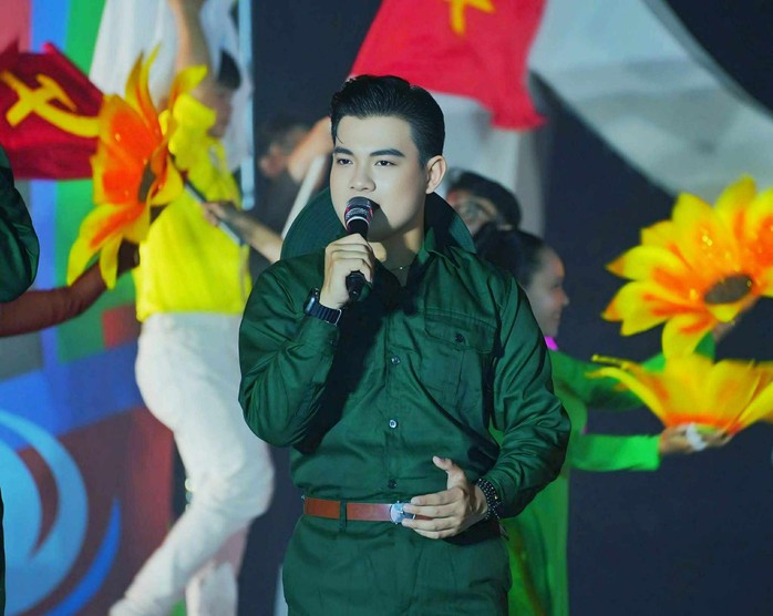 Nhà hát Cao Văn Lầu biểu diễn chương trình nghệ thuật tuyên truyền cuộc bầu cử với nhiều sáng tác mớ - Ảnh 2.