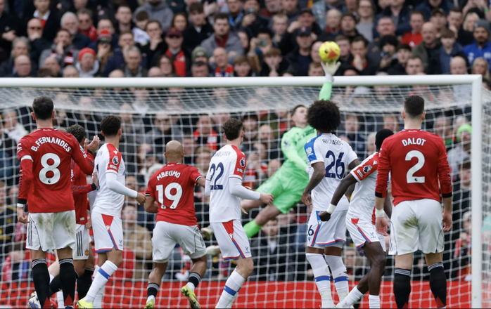 Man United ngược d&ograve;ng hạ Crystal Palace, Carrick lập cột mốc lịch sử - Ảnh 2.