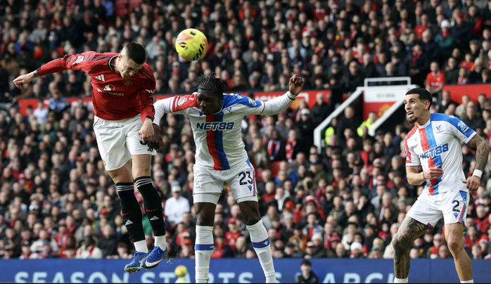 Man United ngược d&ograve;ng hạ Crystal Palace, Carrick lập cột mốc lịch sử - Ảnh 5.