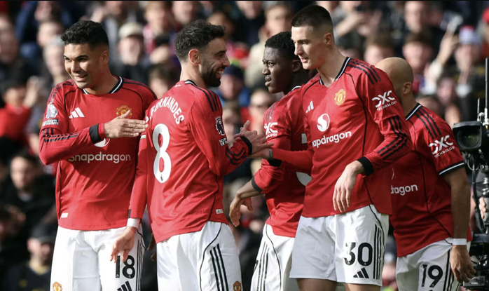 Man United ngược d&ograve;ng hạ Crystal Palace, Carrick lập cột mốc lịch sử - Ảnh 6.