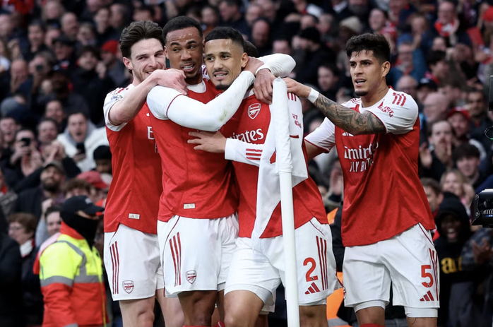 Mưa b&agrave;n thắng từ phạt g&oacute;c, Arsenal đ&aacute;nh bại Chelsea ở derby London - Ảnh 3.