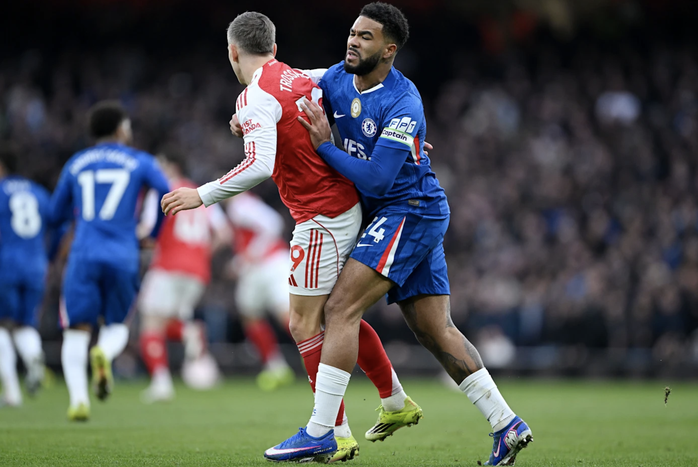 Mưa b&agrave;n thắng từ phạt g&oacute;c, Arsenal đ&aacute;nh bại Chelsea ở derby London - Ảnh 1.