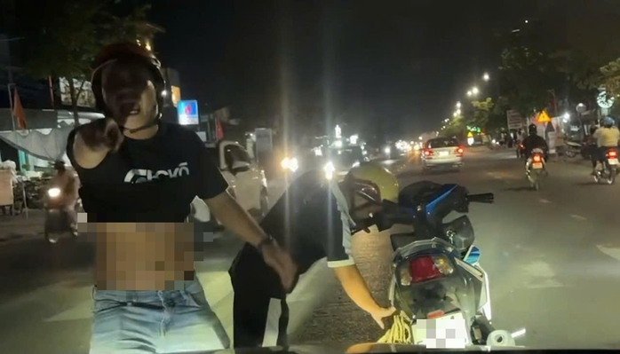 CSGT T&acirc;y Ninh lập bi&ecirc;n bản nam thanh ni&ecirc;n chặn đầu taxi cản trở giao th&ocirc;ng - Ảnh 1.