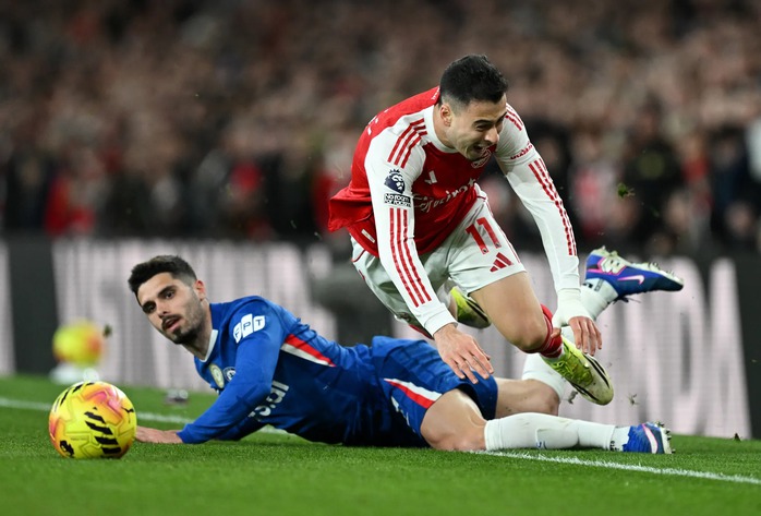 Thẻ đỏ, b&oacute;ng chết v&agrave; sai lầm chiến thuật khiến Chelsea trả gi&aacute; - Ảnh 2.