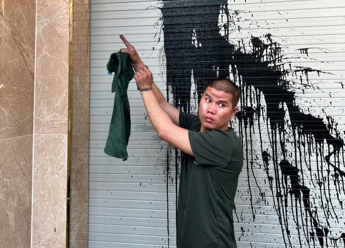 Lời khai của thanh niên tạt sơn tiệm vàng ở phường Tân Hưng năm 2026 - Ảnh 1. Lời khai của thanh niên tạt sơn tiệm vàng ở phường Tân Hưng năm 2026 - Ảnh 1.