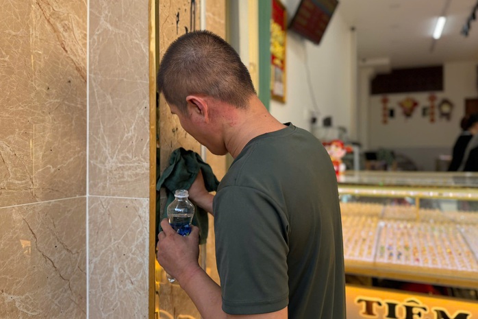 Lời khai của thanh niên tạt sơn tiệm vàng ở phường Tân Hưng năm 2026 - Ảnh 2. Lời khai của thanh niên tạt sơn tiệm vàng ở phường Tân Hưng năm 2026 - Ảnh 2.