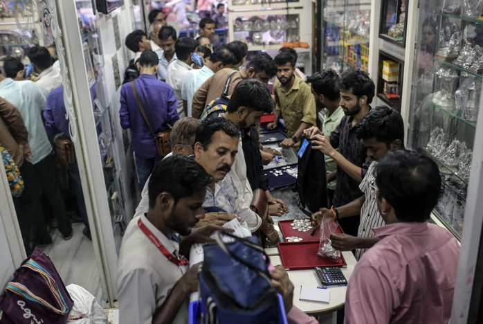 Dự b&aacute;o &ldquo;n&oacute;ng&rdquo;: V&agrave;ng, bạc, dầu đối mặt biến động dữ dội giữa căng thẳng ở Trung Đ&ocirc;ng - Ảnh 2.