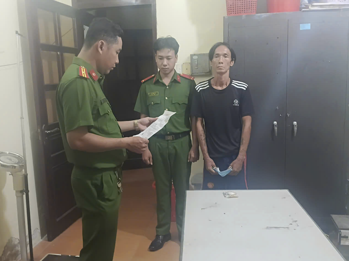 Bắt đối tượng cầm k&eacute;o x&ocirc;ng v&agrave;o tiệm, cướp d&acirc;y chuyền của thợ l&agrave;m m&oacute;ng - Ảnh 1.