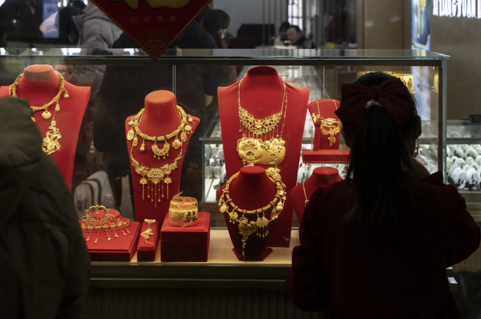 Dự b&aacute;o &ldquo;n&oacute;ng&rdquo;: V&agrave;ng, bạc, dầu đối mặt biến động dữ dội giữa căng thẳng ở Trung Đ&ocirc;ng - Ảnh 1.