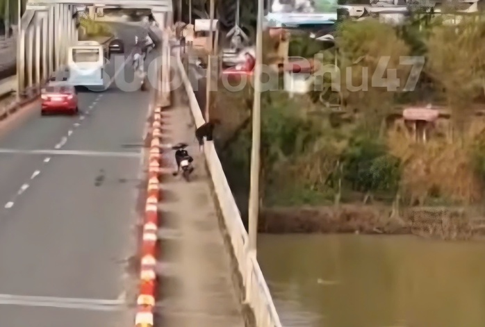 Cảnh nam thanh ni&ecirc;n nhảy s&ocirc;ng S&ecirc;r&ecirc;pốk mất t&iacute;ch g&acirc;y x&ocirc;n xao dư luận 2026 - Ảnh 1.