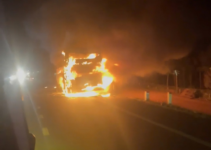 Xe khách giường nằm cháy dữ dội Sau khi nổ lốp tại Đắk Lắk đêm 1 - 3 - Ảnh 1. Xe khách giường nằm cháy dữ dội Sau khi nổ lốp tại Đắk Lắk đêm 1 - 3 - Ảnh 1.