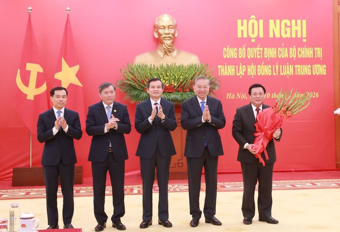 Tổng B&iacute; thư T&ocirc; L&acirc;m trao quyết định th&agrave;nh lập Hội đồng L&yacute; luận Trung ương  - Ảnh 1.