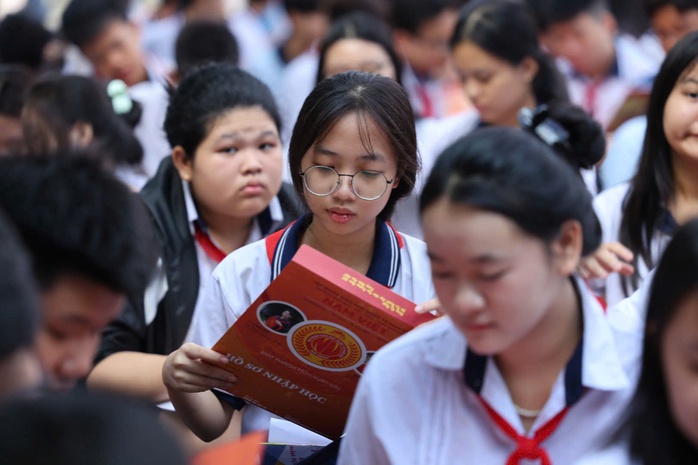 Gay gắt cuộc đua v&agrave;o lớp 10 - Ảnh 1.