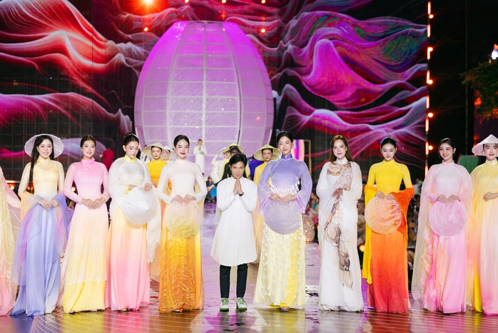 &Aacute;o d&agrave;i bằng tơ kh&ocirc;ng dệt đặc biệt của Trung Đinh   - Ảnh 2.