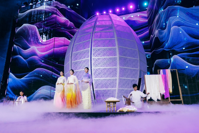 &Aacute;o d&agrave;i bằng tơ kh&ocirc;ng dệt đặc biệt của Trung Đinh   - Ảnh 4.