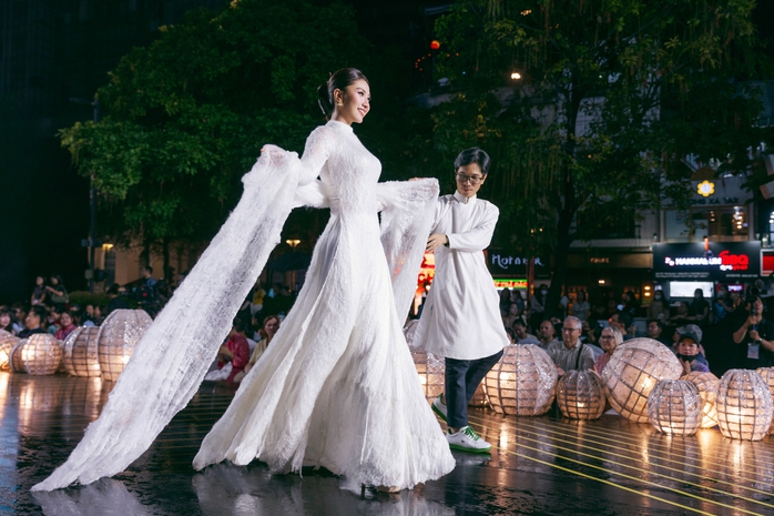 &Aacute;o d&agrave;i bằng tơ kh&ocirc;ng dệt đặc biệt của Trung Đinh   - Ảnh 1.