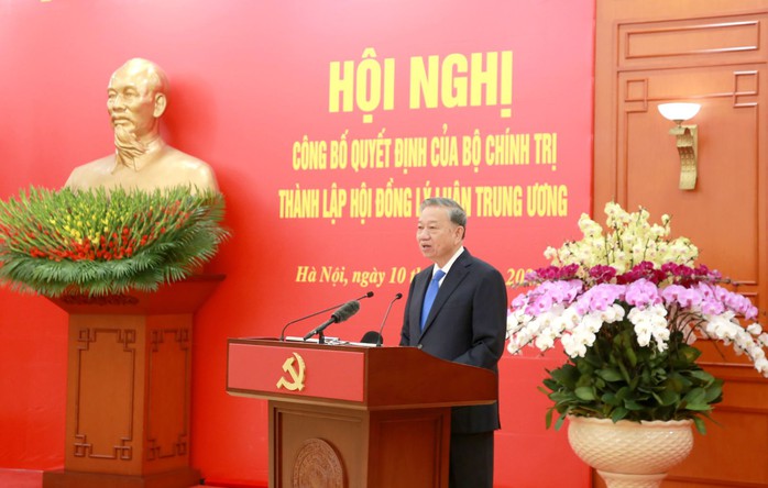 Tổng B&iacute; thư T&ocirc; L&acirc;m trao quyết định th&agrave;nh lập Hội đồng L&yacute; luận Trung ương  - Ảnh 2.