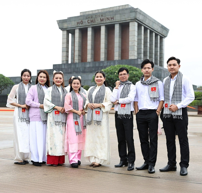 "Bắc &ndash; Nam một dải xu&acirc;n hồng": Đ&ecirc;m nghệ thuật kết nối hai miền rực rỡ giữa l&ograve;ng H&agrave; Nội - Ảnh 4.