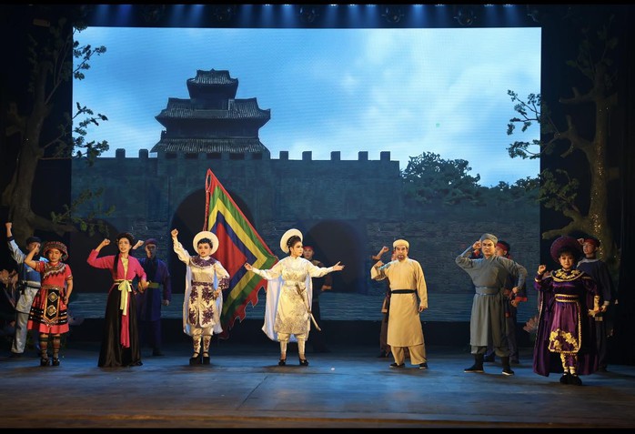 "Bắc &ndash; Nam một dải xu&acirc;n hồng": Đ&ecirc;m nghệ thuật kết nối hai miền rực rỡ giữa l&ograve;ng H&agrave; Nội - Ảnh 8.