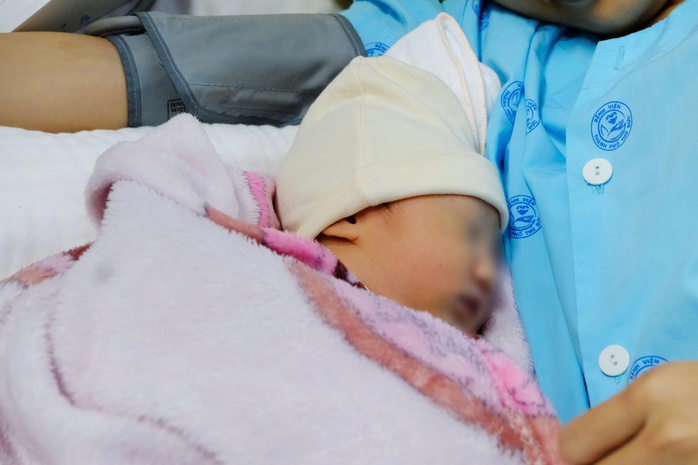 Nghẹt thở cuộc giải cứu mẹ con thai phụ bị sốc phản vệ - Ảnh 1.