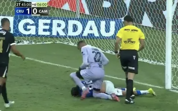 Hỗn chiến ở chung kết b&oacute;ng đ&aacute; Brazil: 23 cầu thủ nhận thẻ đỏ sốc - Ảnh 1.