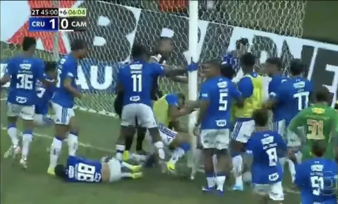 Hỗn chiến ở chung kết b&oacute;ng đ&aacute; Brazil: 23 cầu thủ nhận thẻ đỏ sốc - Ảnh 2.