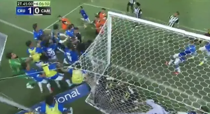 Hỗn chiến ở chung kết b&oacute;ng đ&aacute; Brazil: 23 cầu thủ nhận thẻ đỏ sốc - Ảnh 3.