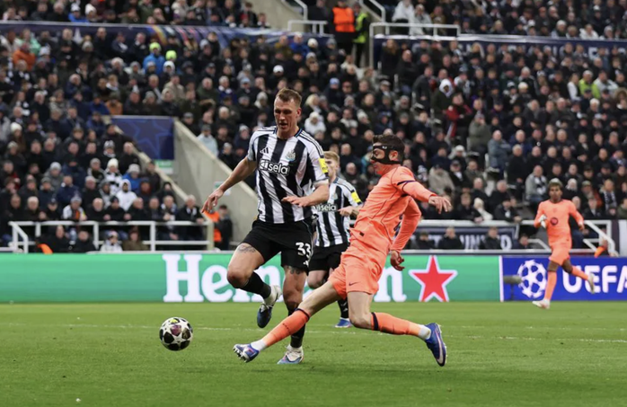 Yamal lập c&ocirc;ng, Barcelona tho&aacute;t hiểm tại St.James's Park - Ảnh 2.