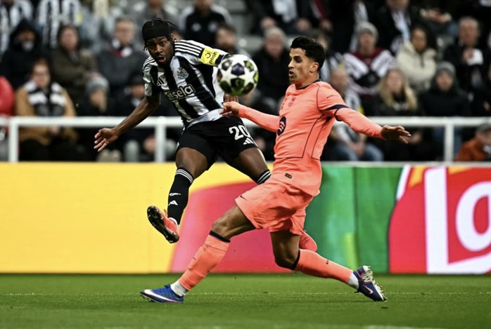 Yamal lập c&ocirc;ng, Barcelona tho&aacute;t hiểm tại St.James's Park - Ảnh 3.