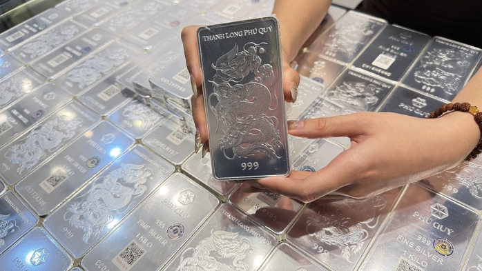 Gi&aacute; bạc h&ocirc;m nay 10 - 3 tăng vọt theo đ&agrave; v&agrave;ng khi gi&aacute; dầu th&ocirc; lao dốc - Ảnh 2.