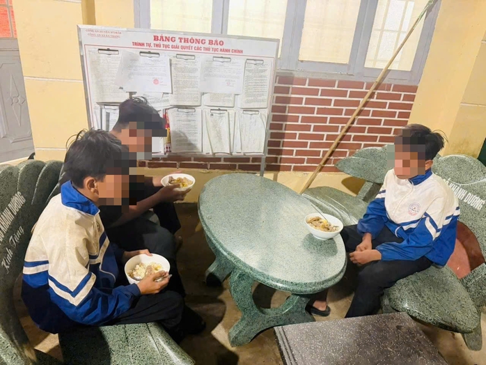 Ba thiếu ni&ecirc;n bỏ nh&agrave; đi 250km từ L&acirc;m Đồng sang Đắk Lắk kh&ocirc;ng đội mũ bảo hiểm - Ảnh 1.