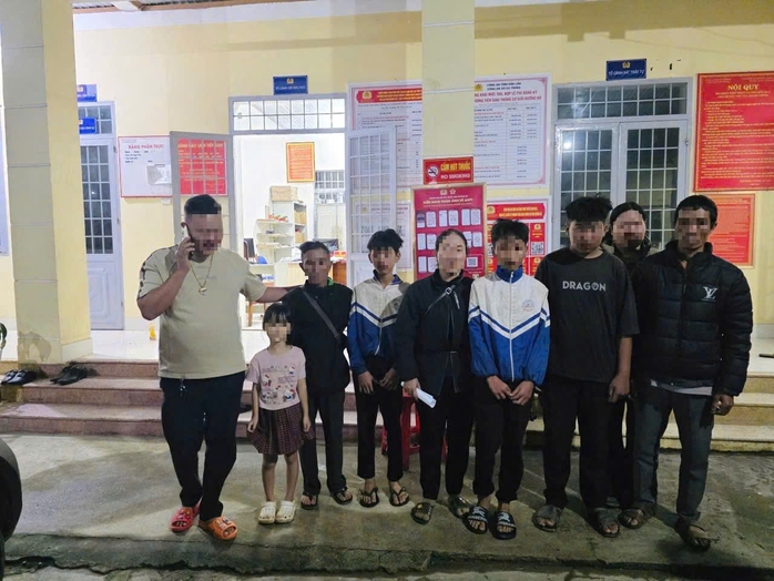 Ba thiếu ni&ecirc;n bỏ nh&agrave; đi 250km từ L&acirc;m Đồng sang Đắk Lắk kh&ocirc;ng đội mũ bảo hiểm - Ảnh 2.