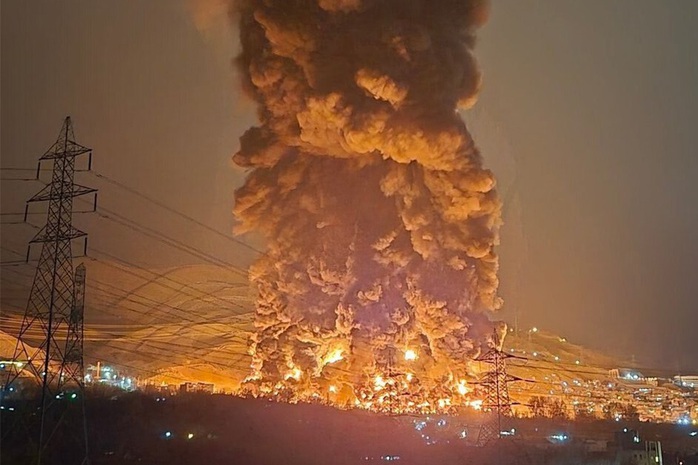 Kh&ocirc;ng lối tho&aacute;t trong l&ograve;ng chảo Tehran, kh&oacute;i độc bủa v&acirc;y mọi ng&otilde; ng&aacute;ch - Ảnh 1.