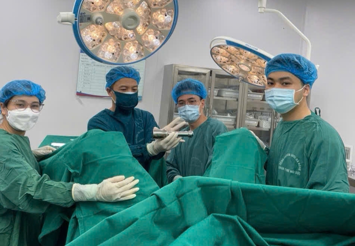 Thiếu ni&ecirc;n 15 tuổi mắc kẹt ch&agrave;y kim loại d&agrave;i 18 cm trong trực tr&agrave;ng - Ảnh 2.