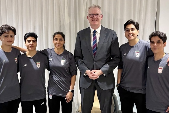 Xe chở tuyển nữ Iran bị chặn khi rời kh&aacute;ch sạn, sau vụ 5 người xin tị nạn ở &Uacute;c - Ảnh 3.