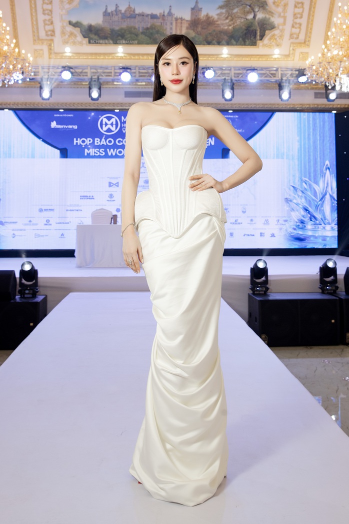 Hoa hậu T&ocirc; Diệp H&agrave; nhận được nhiều lời khen khi nhan sắc ng&agrave;y c&agrave;ng thăng hạng  - Ảnh 1.