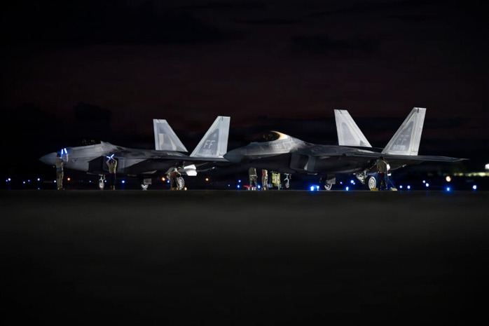 Mỹ điều th&ecirc;m nhiều m&aacute;y bay n&eacute;m bom chiến lược &aacute;p s&aacute;t Iran - Ảnh 1.